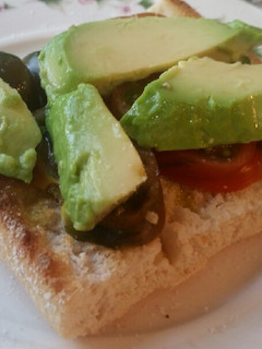 Una foto de Tostadas con ajo restregado, tomate y aguacate 🥑
