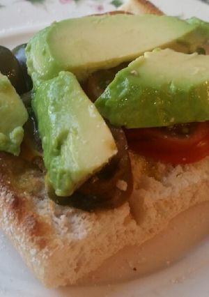 Foto principal de Tostadas con ajo restregado, tomate y aguacate 🥑