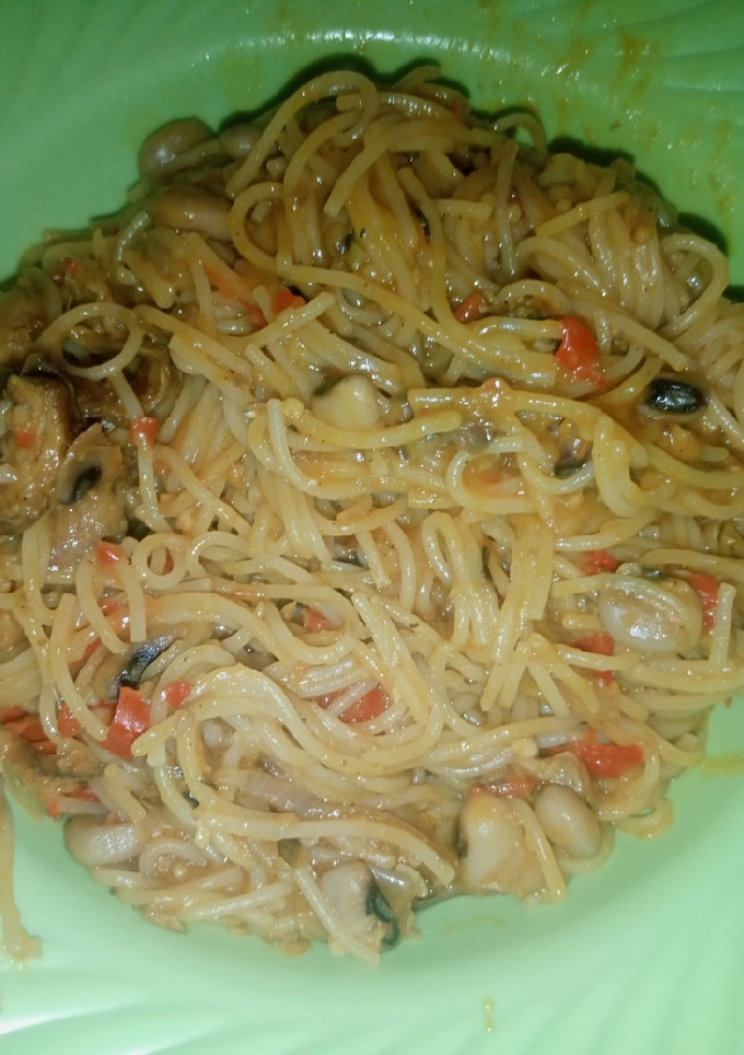 A picture of Jollof Spaghetti and Beans.