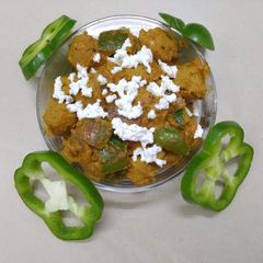 A picture of Bell pepper and Soya chunks with Gravy.