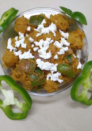 A picture of Bell pepper and Soya chunks with Gravy.
