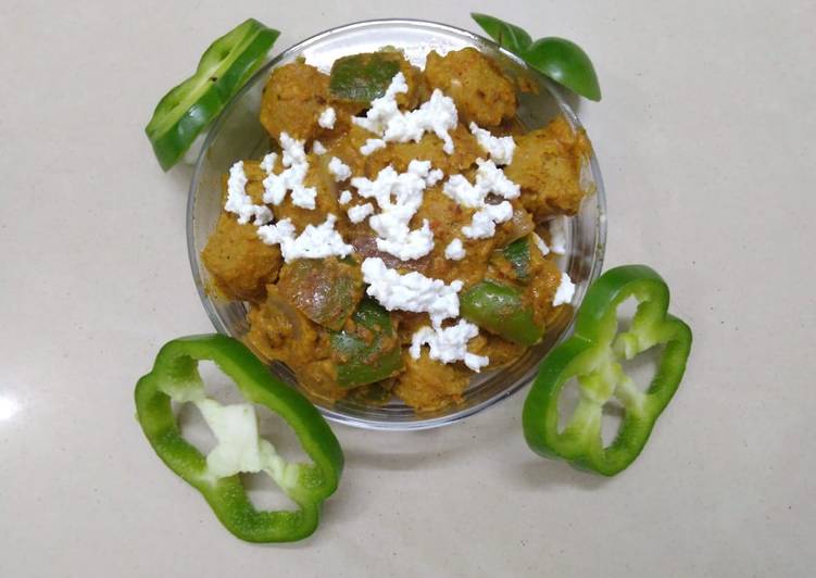 Bell pepper and Soya chunks with Gravy