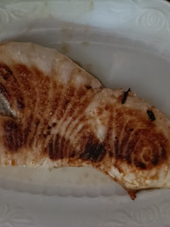 Una foto de Pez de limón a la plancha con ensalada