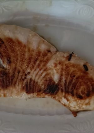 Una foto de Pez de limón a la plancha con ensalada