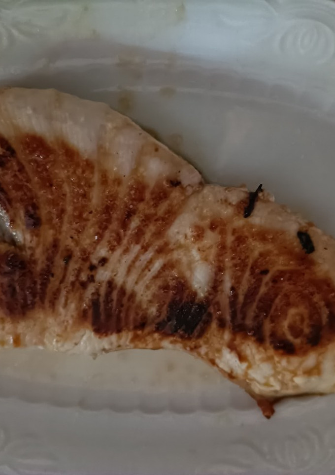 Una foto de Pez de limón a la plancha con ensalada