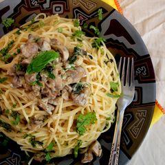 A picture of Spaghetti with Mushroom Sause.