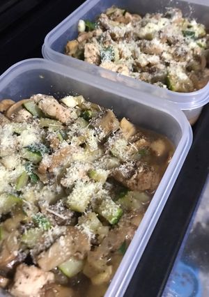 Una foto de Zapallo italiano con pollo y champiñón
