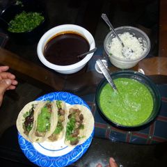 A picture of tacos de cabesa (cow head tacos).