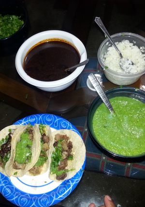 A picture of tacos de cabesa (cow head tacos).