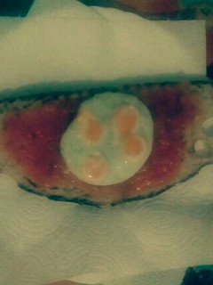 Una foto de Tostada de tomate y minihuevos