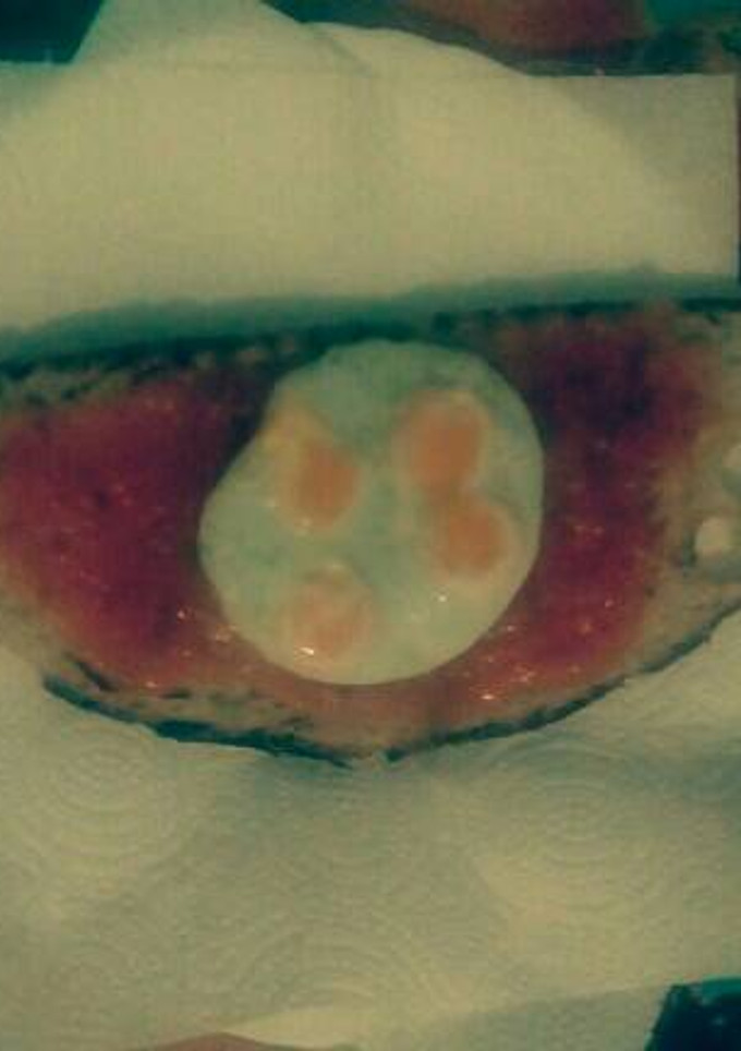 Una foto de Tostada de tomate y minihuevos