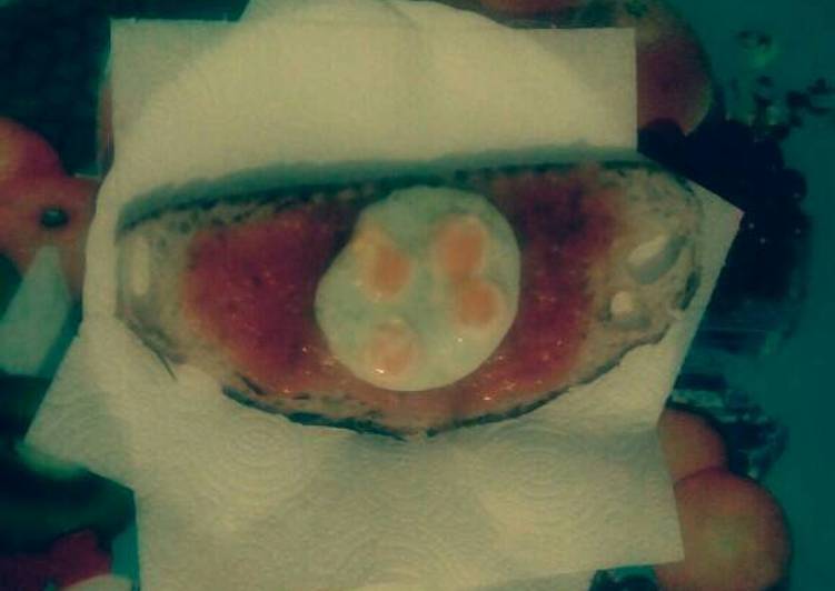 Tostada de tomate y minihuevos