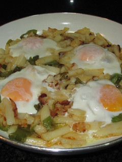 Una foto de Patatas light y huevos a la tapa 🥚 🥔