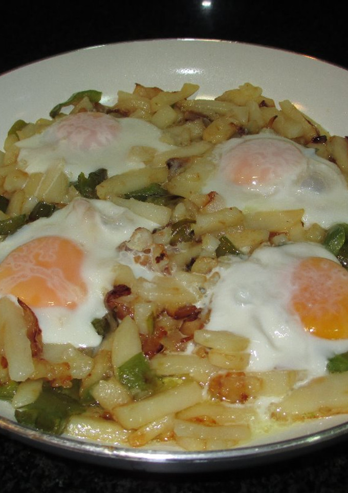 Una foto de Patatas light y huevos a la tapa 🥚 🥔