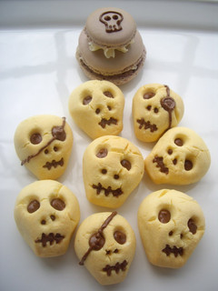 A picture of 3D Skull Cookies for Halloween.