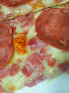 Una foto de Pizza de queso y jamón curado de pavo
