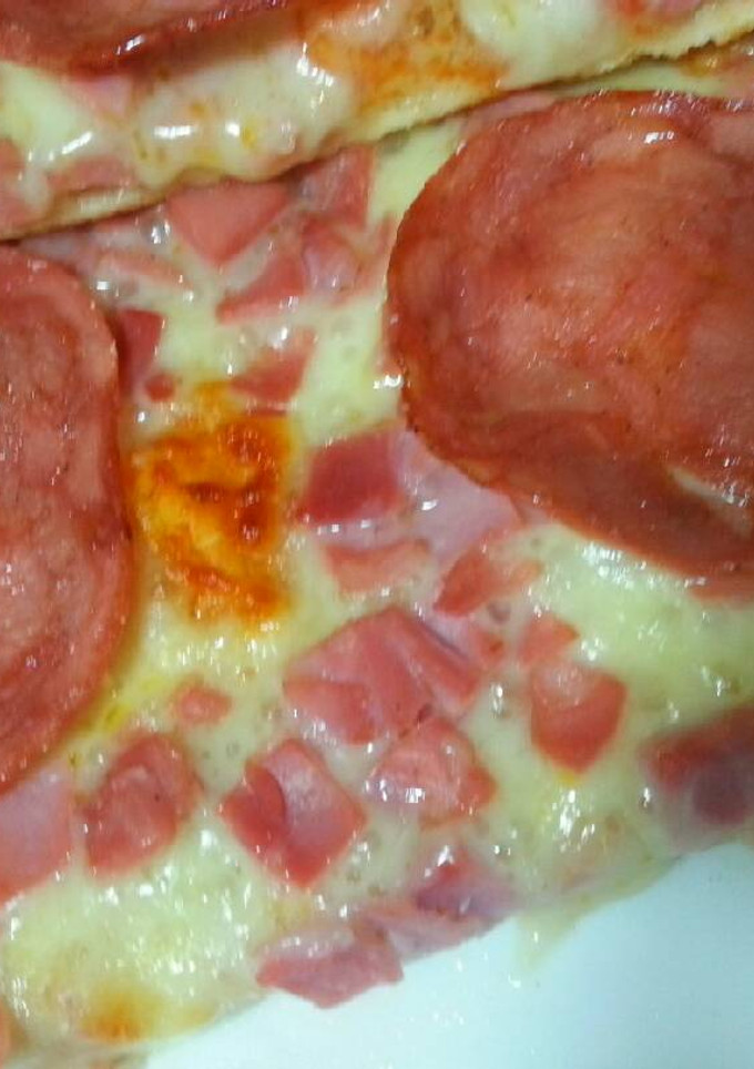 Una foto de Pizza de queso y jamón curado de pavo