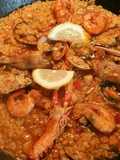 Paella de conejo y marisco