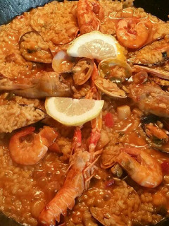 Una foto de Paella de conejo y marisco