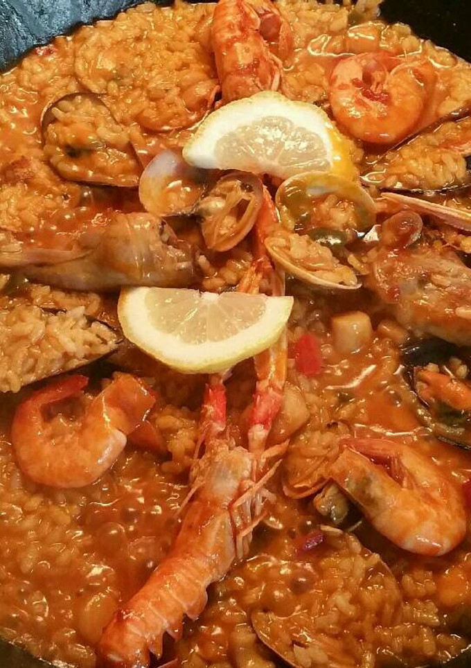 Una foto de Paella de conejo y marisco