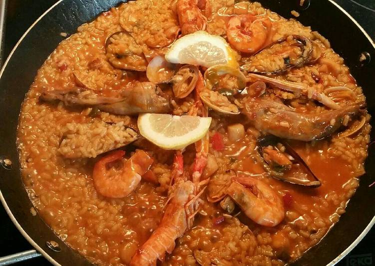 Paella de conejo y marisco