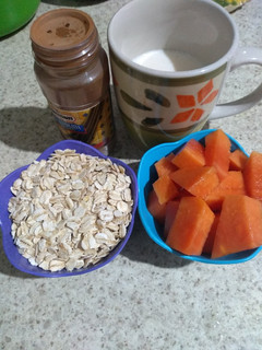 Una foto de Licuado de papaya con avena 😋🥤