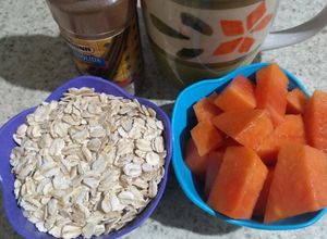 Una foto de Licuado de papaya con avena 😋🥤