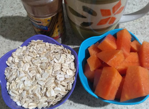 Una foto de Licuado de papaya con avena 😋🥤