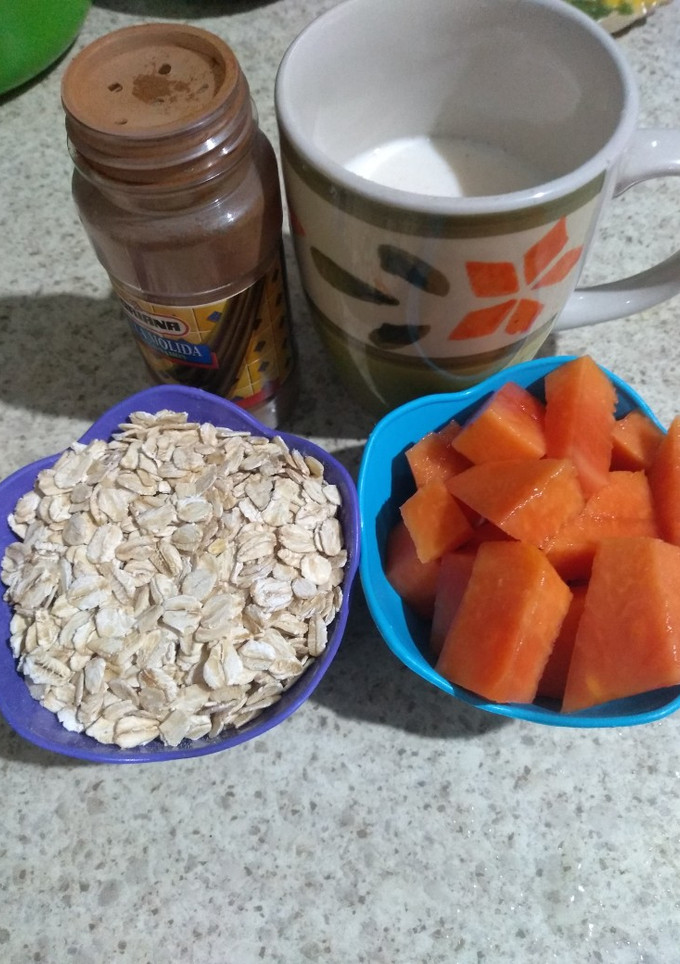 Una foto de Licuado de papaya con avena 😋🥤