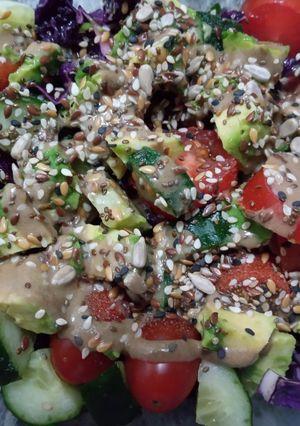 Una foto de Ensalada con aderezo de Tahini de sésamo y mix semillas