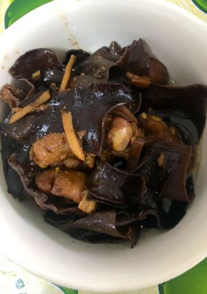 Hình của món Gà kho nấm mèo.