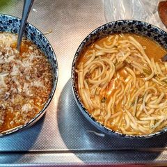 A picture of Tan tan men.