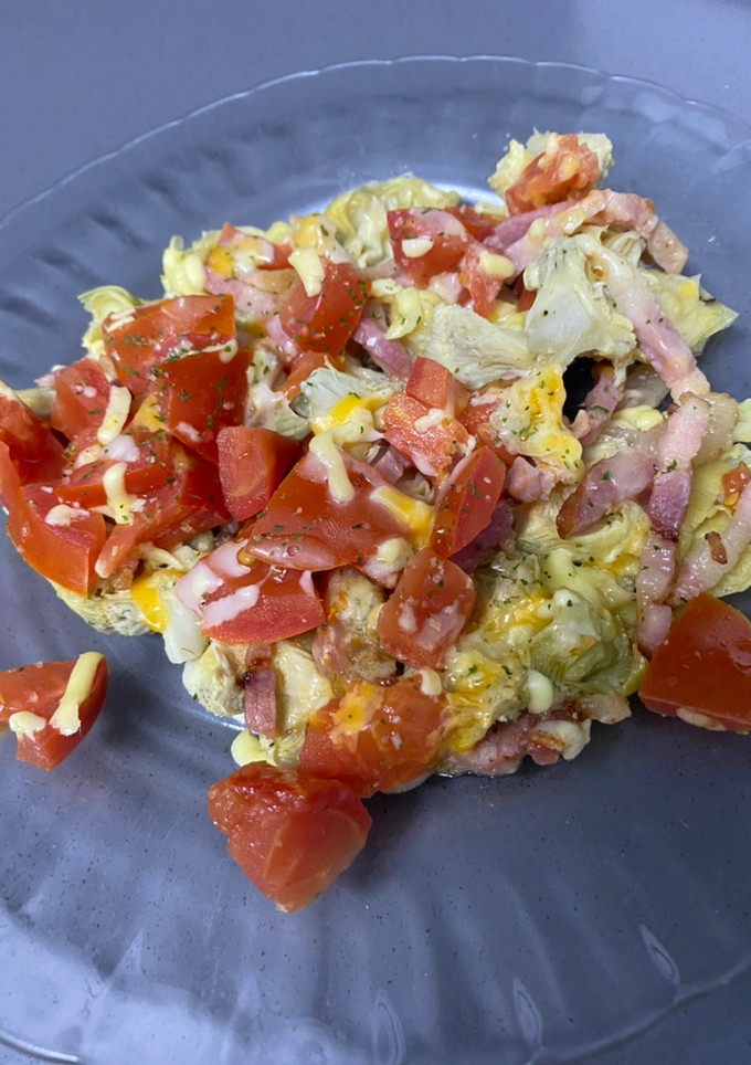 Una foto de Alcachofas con tomate 🍅, bacon y queso rallado al Lékué