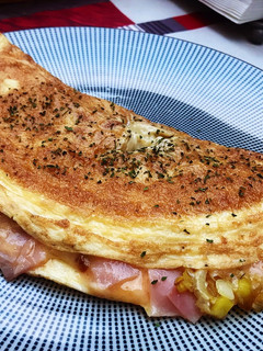 Una foto de Cena saludable! Tortilla fit, jugosa de jamón York, puerro y atún