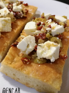 Una foto de Tostas de pan de aceite con queso feta marinado