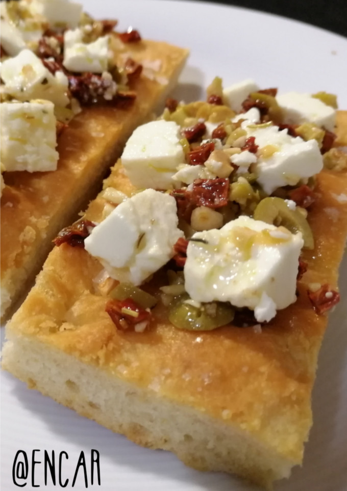 Una foto de Tostas de pan de aceite con queso feta marinado