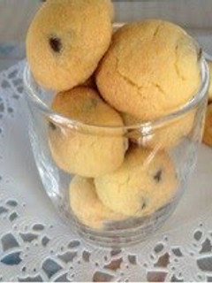 A picture of Round and Crispy Chocolate Chip Cookies.