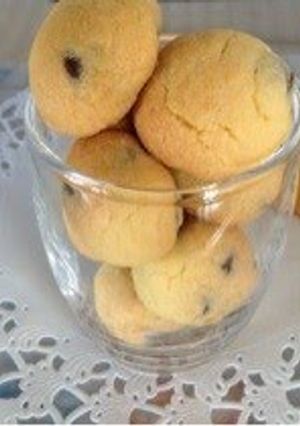 A picture of Round and Crispy Chocolate Chip Cookies.