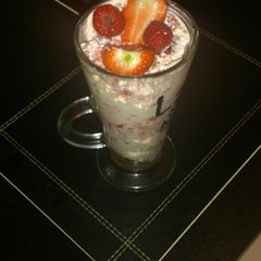 A picture of Eton Mess.