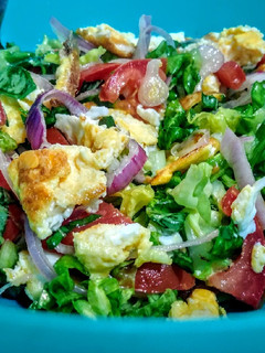 Una foto de ENSALADA De Tomate🍅 Lechuga y Cebolla🌰...!