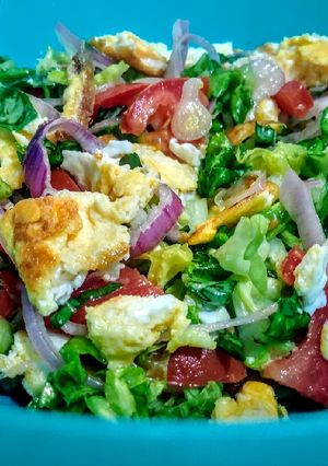 Una foto de ENSALADA De Tomate🍅 Lechuga y Cebolla🌰...!