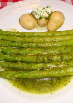 A picture of Green Asparagus with Basil Pesto.