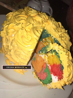 Una foto de Pastel arcoíris en estufa 🎂🌈😋