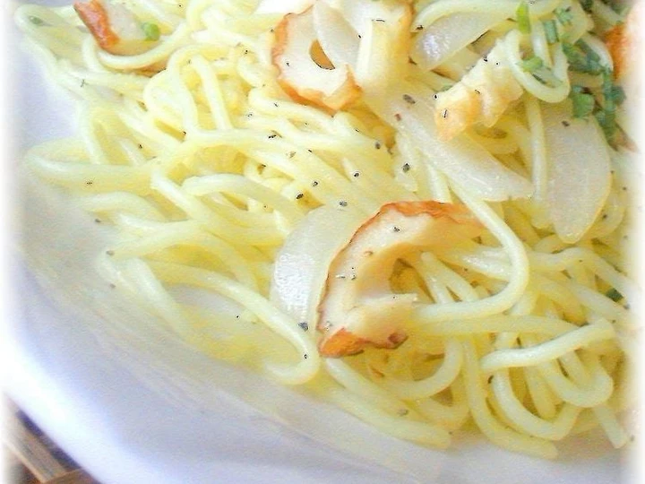 Easy Way Prepare Salt-Flavored Yakisoba Noodles with Crispy Onion and Chikuwa Fish Sticks the Delicious Delicious