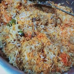 A picture of Chicken masalaydar biryani 💛💛🧡💛💛.