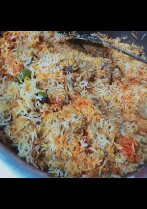 A picture of Chicken masalaydar biryani 💛💛🧡💛💛.