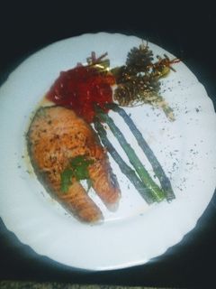 Una foto de Salmón y espárragos a la plancha con pimientos (muy saludables)