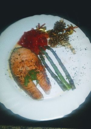 Una foto de Salmón y espárragos a la plancha con pimientos (muy saludables)