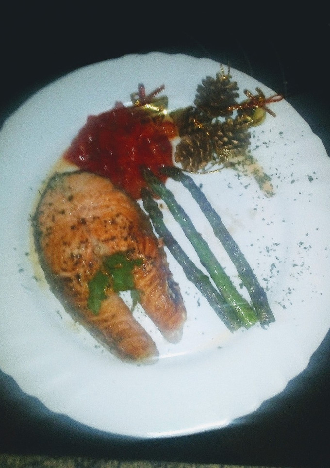 Una foto de Salmón y espárragos a la plancha con pimientos (muy saludables)