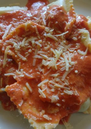 Una foto de Raviolones de ricota, de verdura y, de yapa, fideos